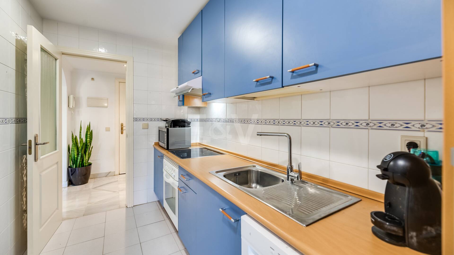 Trendige 2-Zimmer-Wohnung an der Goldenen Meile, Marbella. Verfügbar in den Sommermonaten Juni bis Oktober. Geschlossene Wohnanlage, fußläufig zum Strand