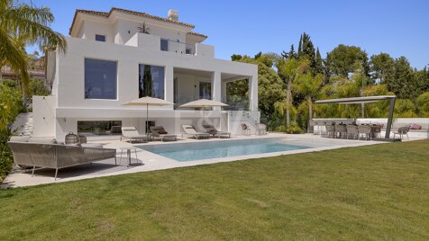 Magnificent Modern Frontline Golf Villa in El Paraiso Alto