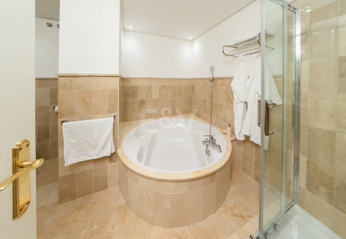 Nieruchomości wyjątkowe w Marbella dostępne na wynajem krótkoterminowy od 6000 €/ tydzień.