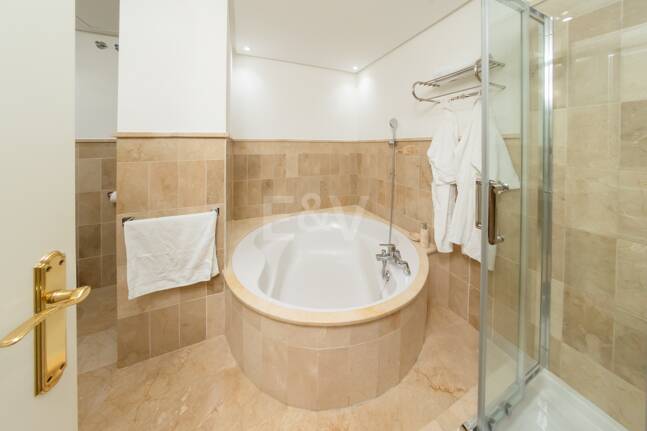 Nieruchomości wyjątkowe w Marbella dostępne na wynajem krótkoterminowy od 6000 €/ tydzień.