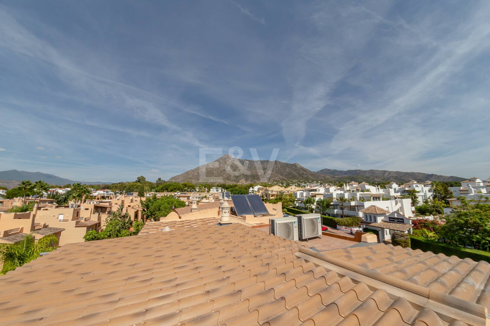 Nieruchomości wyjątkowe w Marbella dostępne na wynajem krótkoterminowy od 6000 €/ tydzień.