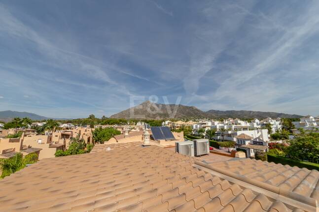 Nieruchomości wyjątkowe w Marbella dostępne na wynajem krótkoterminowy od 6000 €/ tydzień.