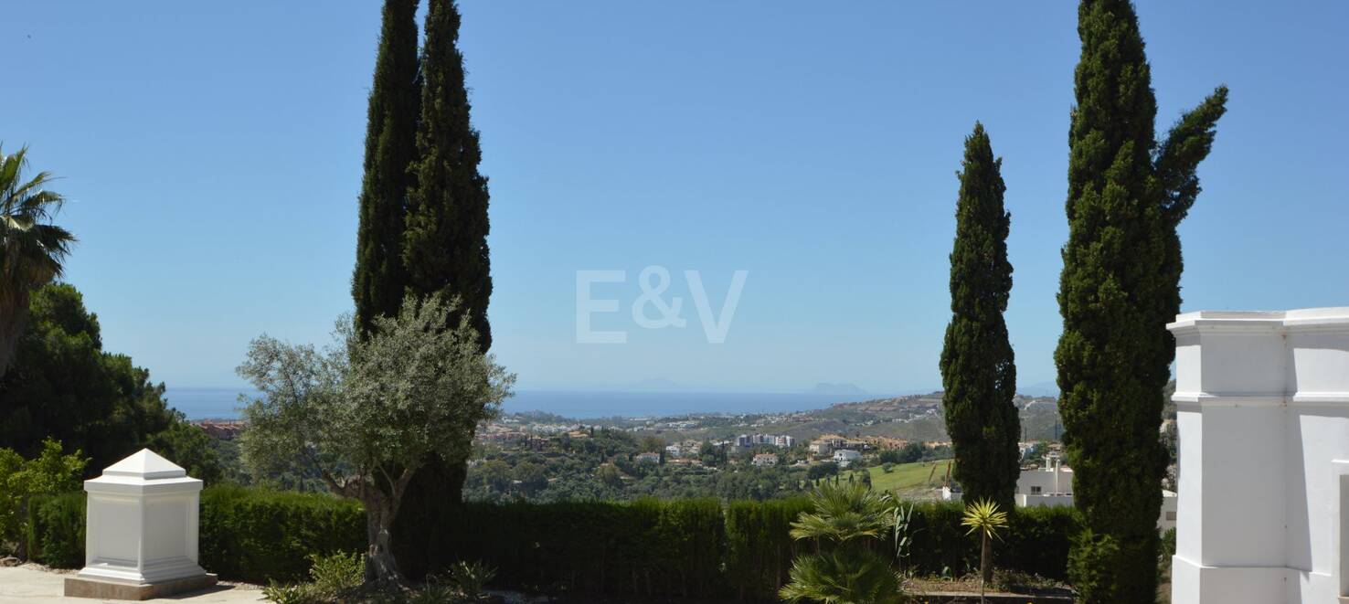 Modern lyxvilla i Alcuzcuz-Benahavis med panoramautsikt