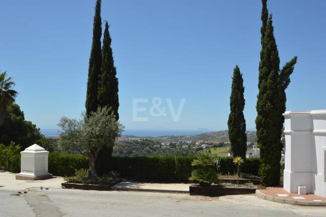 Modern lyxvilla i Alcuzcuz-Benahavis med panoramautsikt