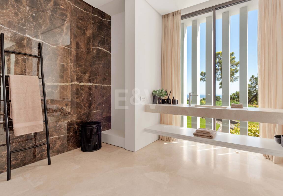 Modern lyxvilla i Alcuzcuz-Benahavis med panoramautsikt