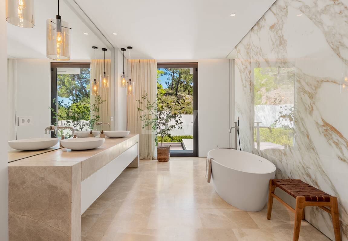 Modern lyxvilla i Alcuzcuz-Benahavis med panoramautsikt