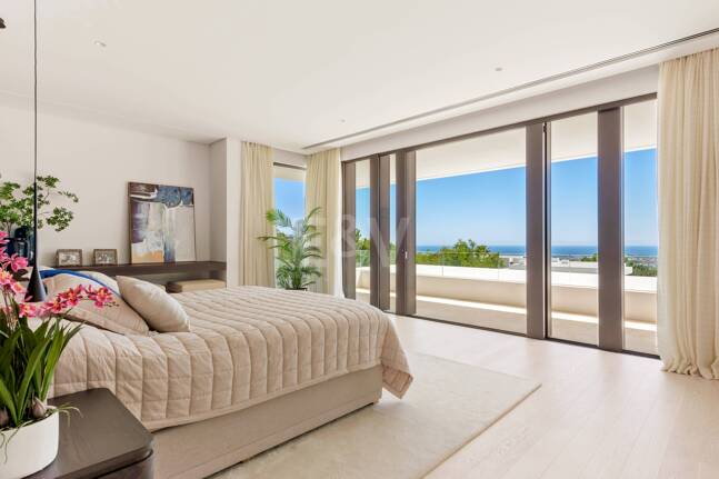 Modern lyxvilla i Alcuzcuz-Benahavis med panoramautsikt