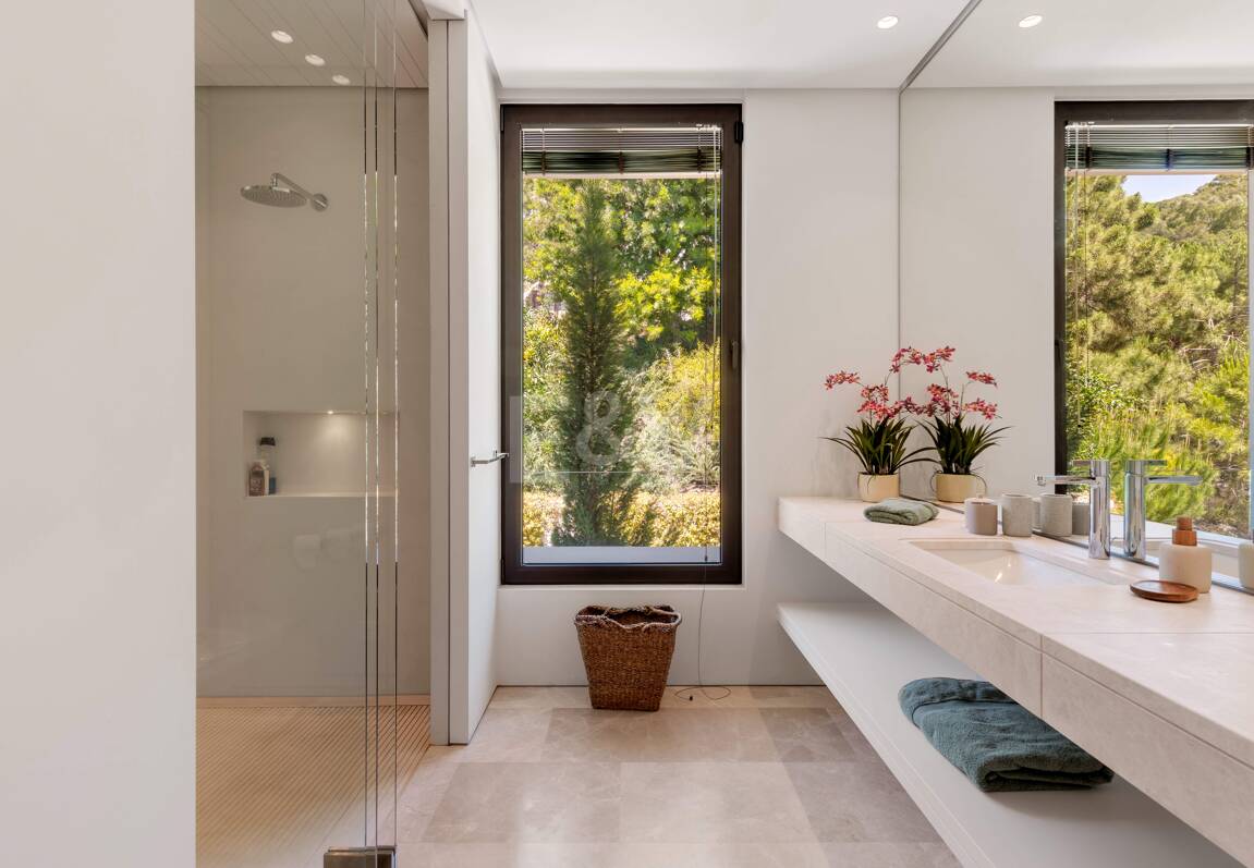 Modern lyxvilla i Alcuzcuz-Benahavis med panoramautsikt