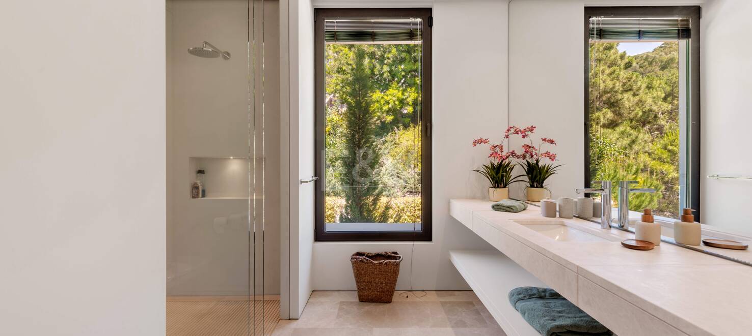 Modern lyxvilla i Alcuzcuz-Benahavis med panoramautsikt