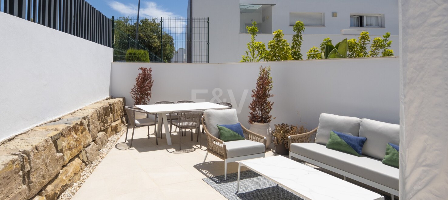 Modern Semi-Detached Villa Minutes from Puerto Banús