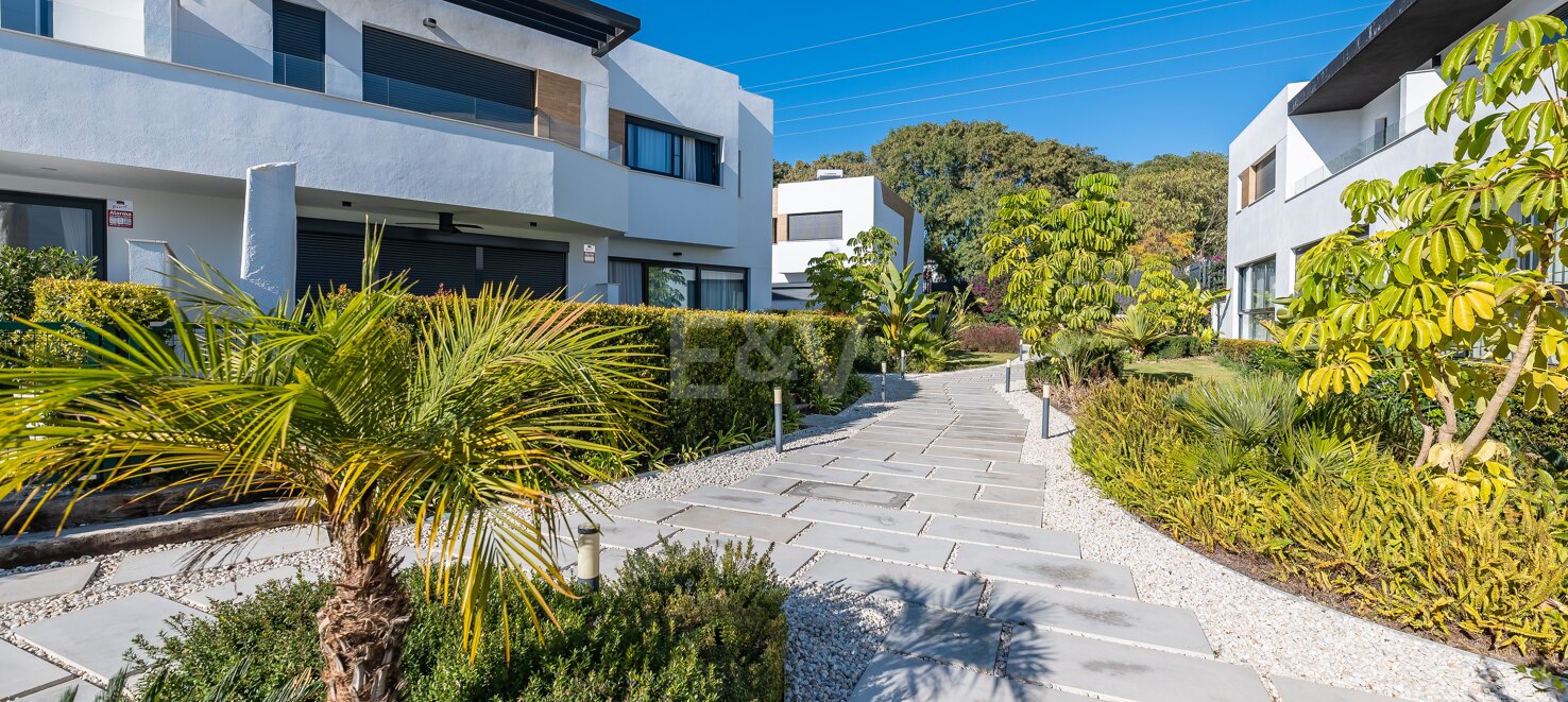 Modern Semi-Detached Villa Minutes from Puerto Banús