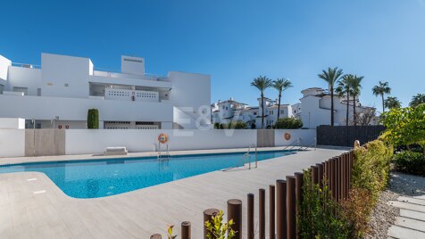 Nowoczesny półautomat Villa Minuty od Puerto Banús