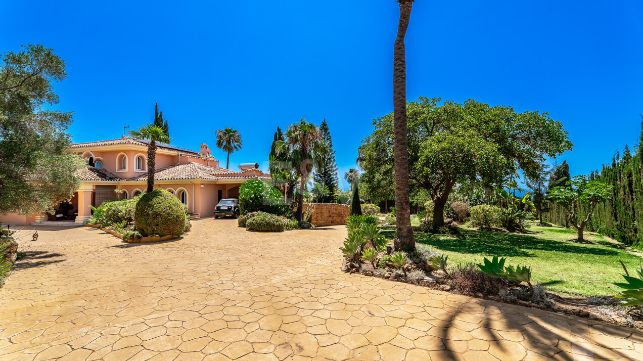 Traditionelle Andalusisches Villa auf großem Grundstück mit Meerblick