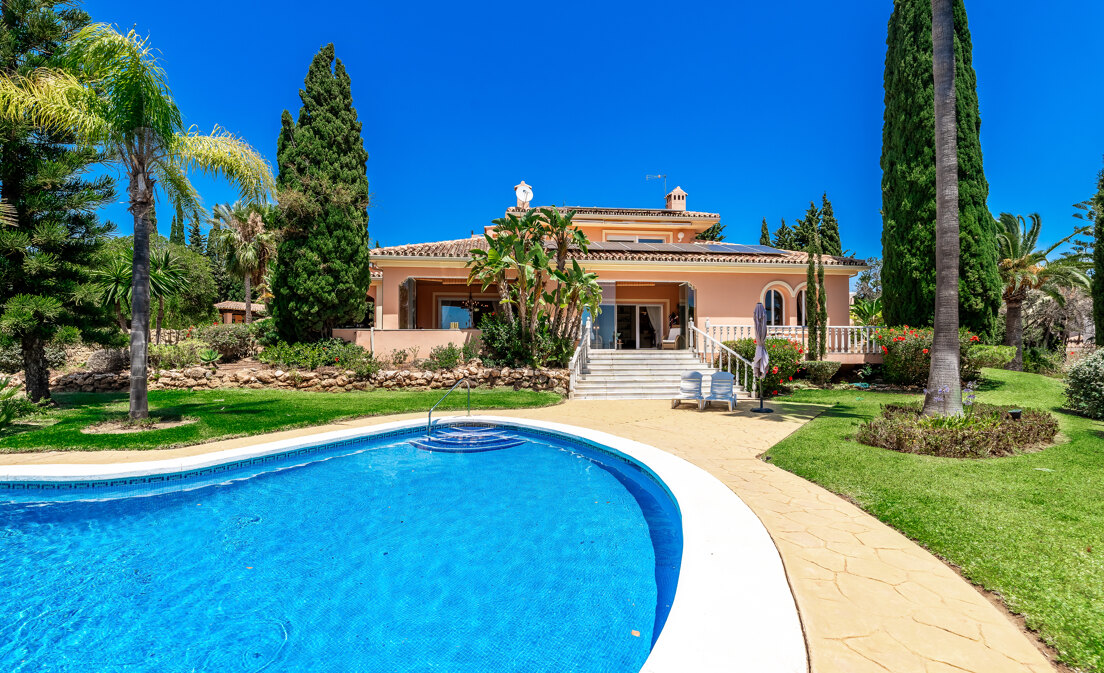 Traditionelle Andalusisches Villa auf großem Grundstück mit Meerblick