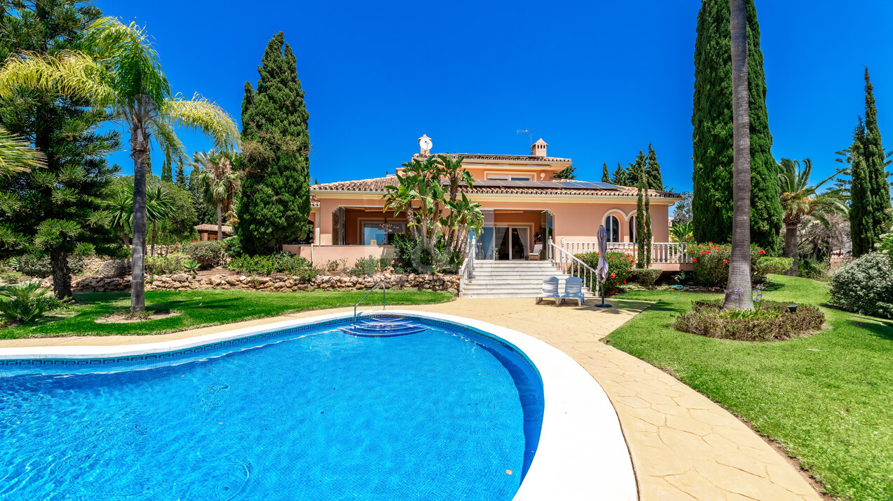 Una joya andaluza en una gran parcela con vistas al mar