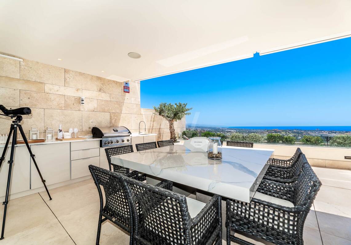 Spectacular modern apartment in La Quinta with sea views in very exclusive community