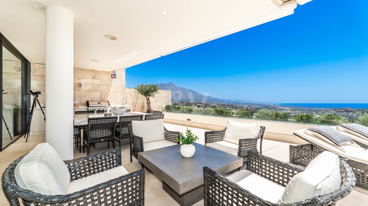 Spectacular modern apartment in La Quinta with sea views in very exclusive community