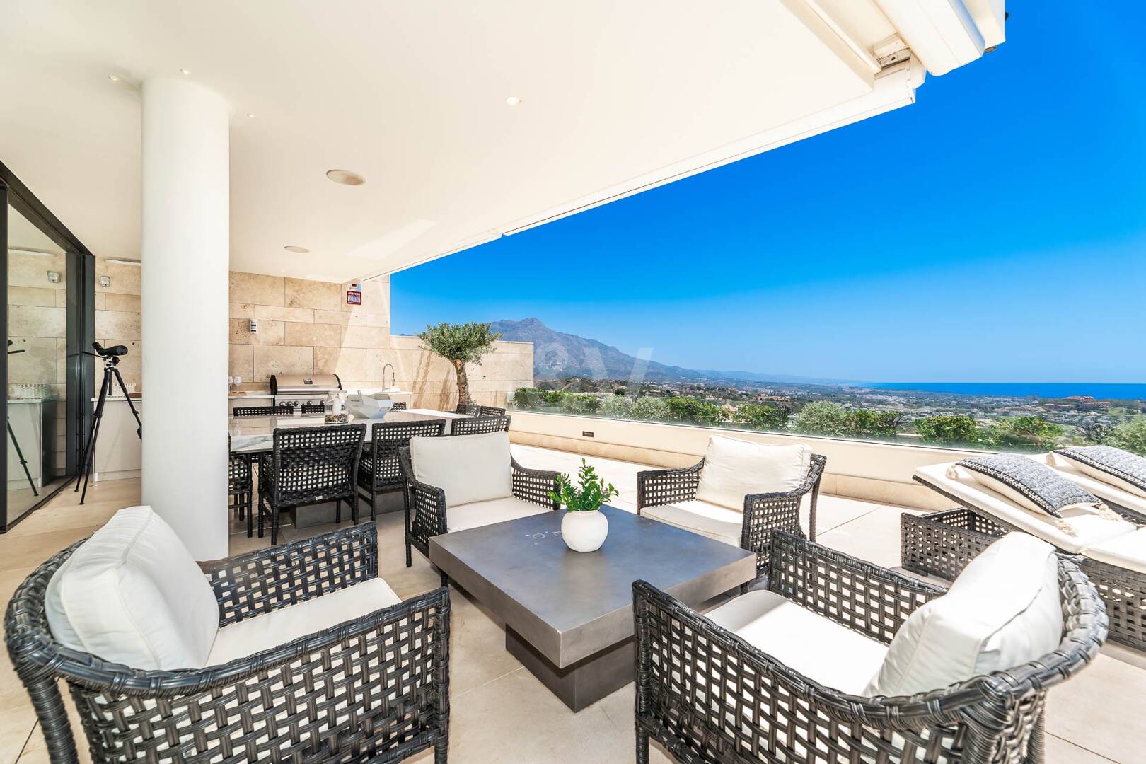 Spektakuläre moderne Wohnung in La Quinta mit Meerblick in sehr exklusiver Gemeinschaft