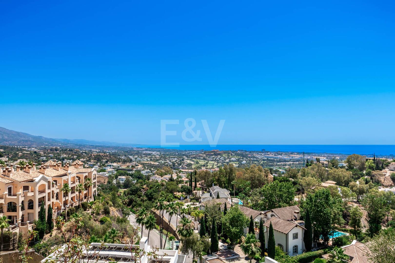 Spektakuläre moderne Wohnung in La Quinta mit Meerblick in sehr exklusiver Gemeinschaft