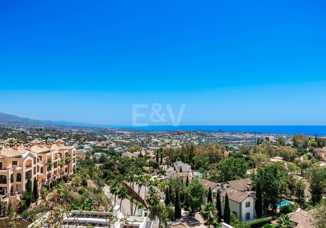 Spectacular modern apartment in La Quinta with sea views in very exclusive community