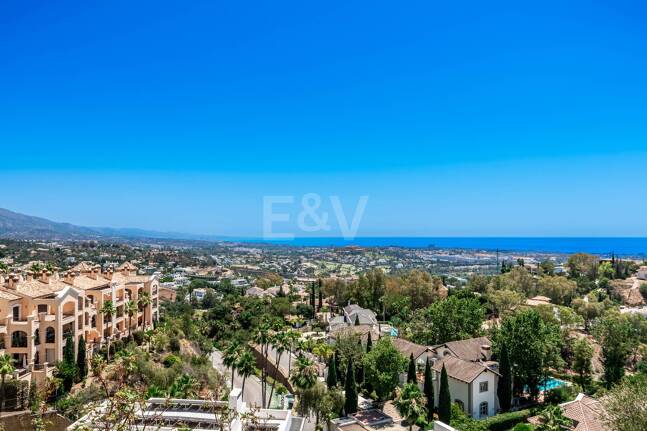 Spektakuläre moderne Wohnung in La Quinta mit Meerblick in sehr exklusiver Gemeinschaft