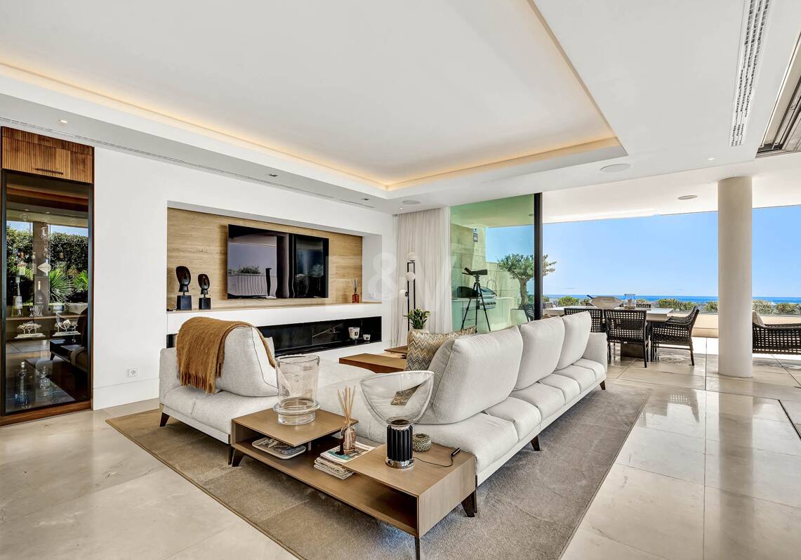 Spectacular modern apartment in La Quinta with sea views in very exclusive community