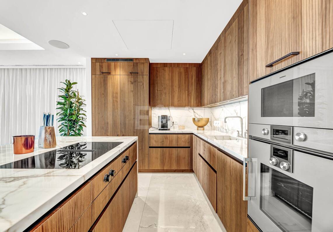 Spectacular modern apartment in La Quinta with sea views in very exclusive community
