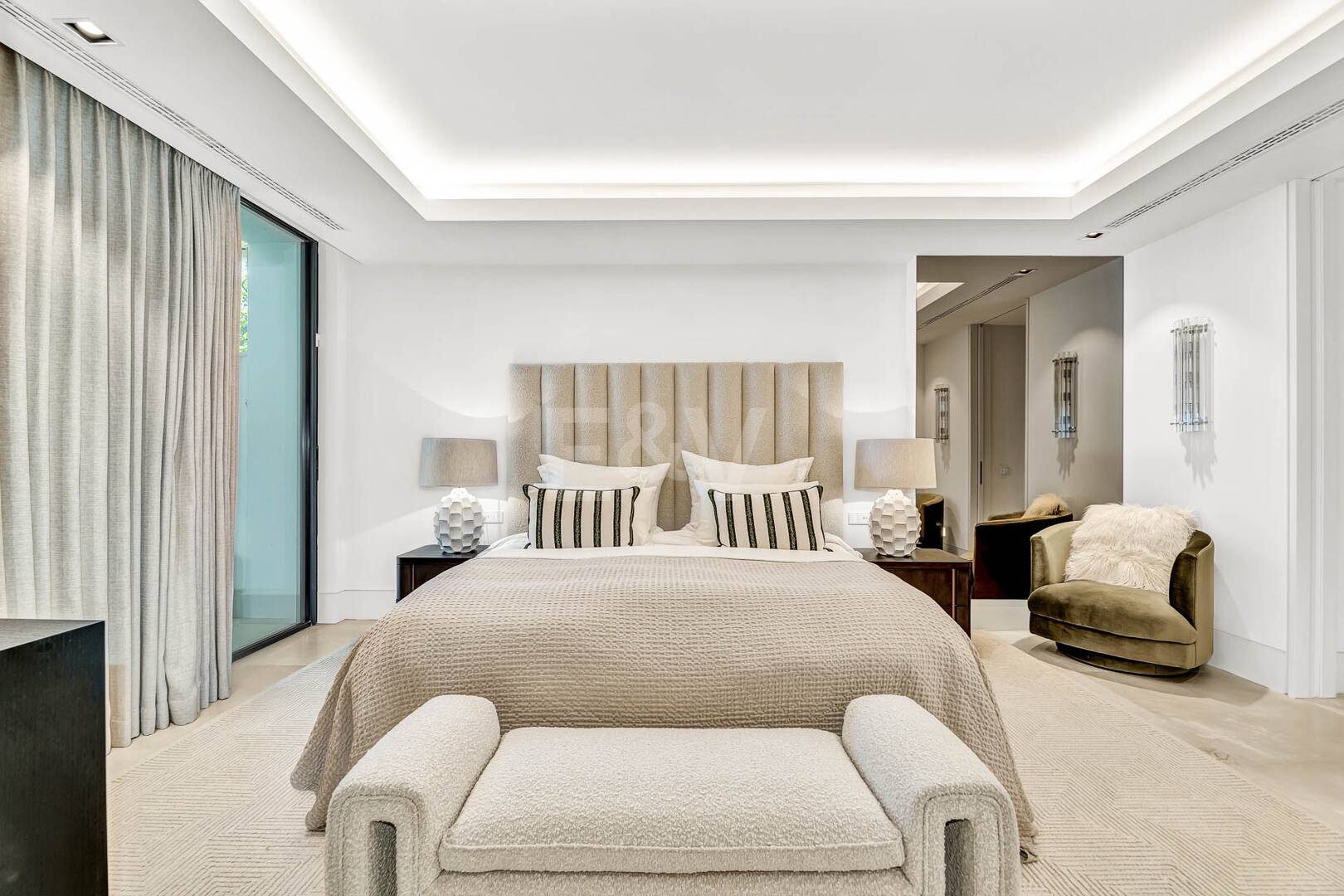 Spectacular modern apartment in La Quinta with sea views in very exclusive community