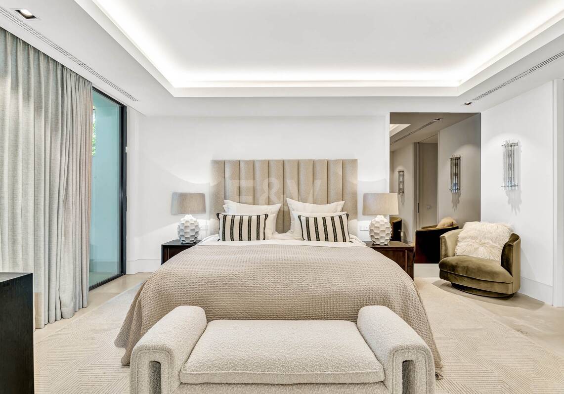 Spectacular modern apartment in La Quinta with sea views in very exclusive community