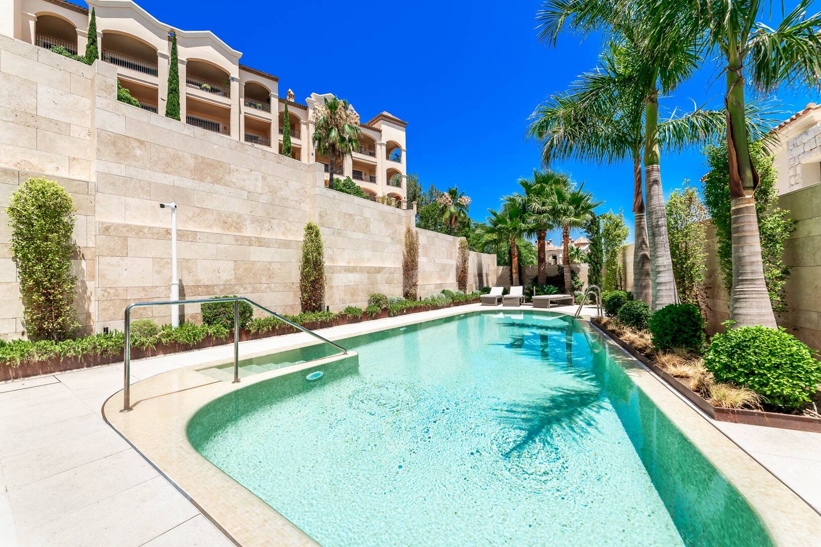 Spektakuläre moderne Wohnung in La Quinta mit Meerblick in sehr exklusiver Gemeinschaft