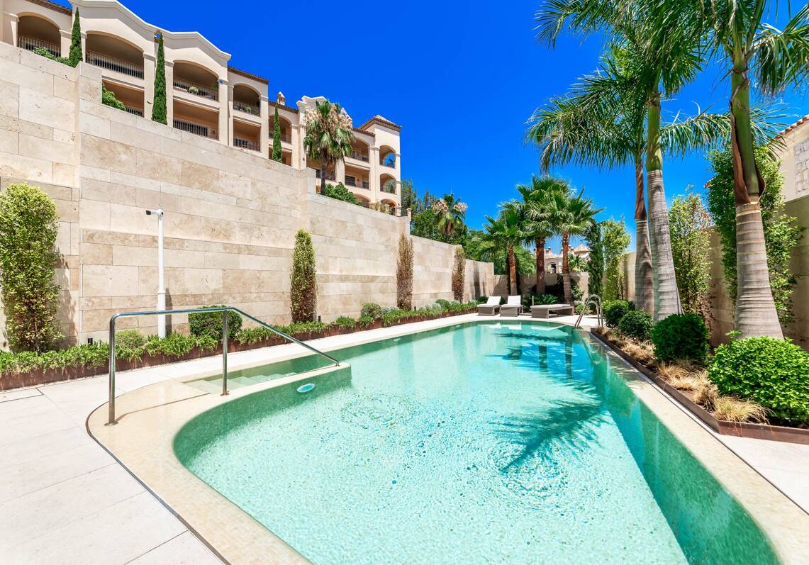 Spectacular modern apartment in La Quinta with sea views in very exclusive community
