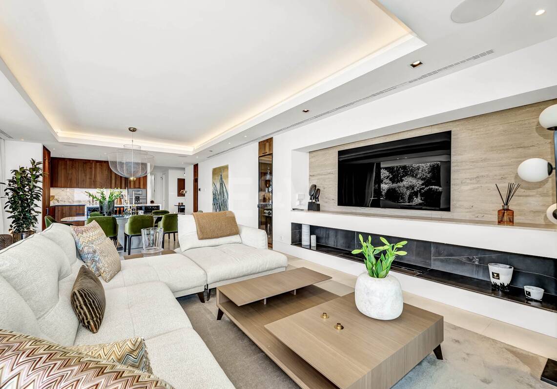 Spectacular modern apartment in La Quinta with sea views in very exclusive community