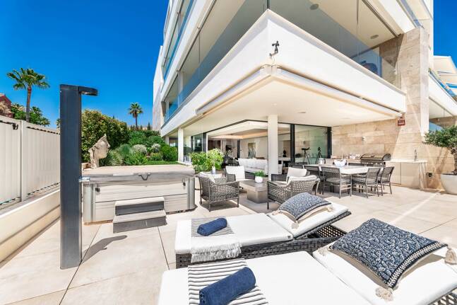 Spektakuläre moderne Wohnung in La Quinta mit Meerblick in sehr exklusiver Gemeinschaft