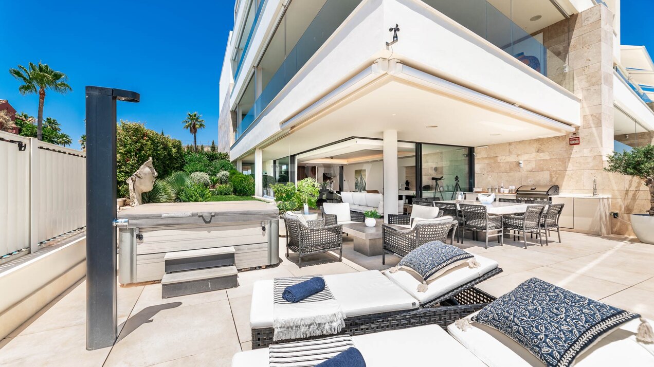 Spectacular modern apartment in La Quinta with sea views in very exclusive community