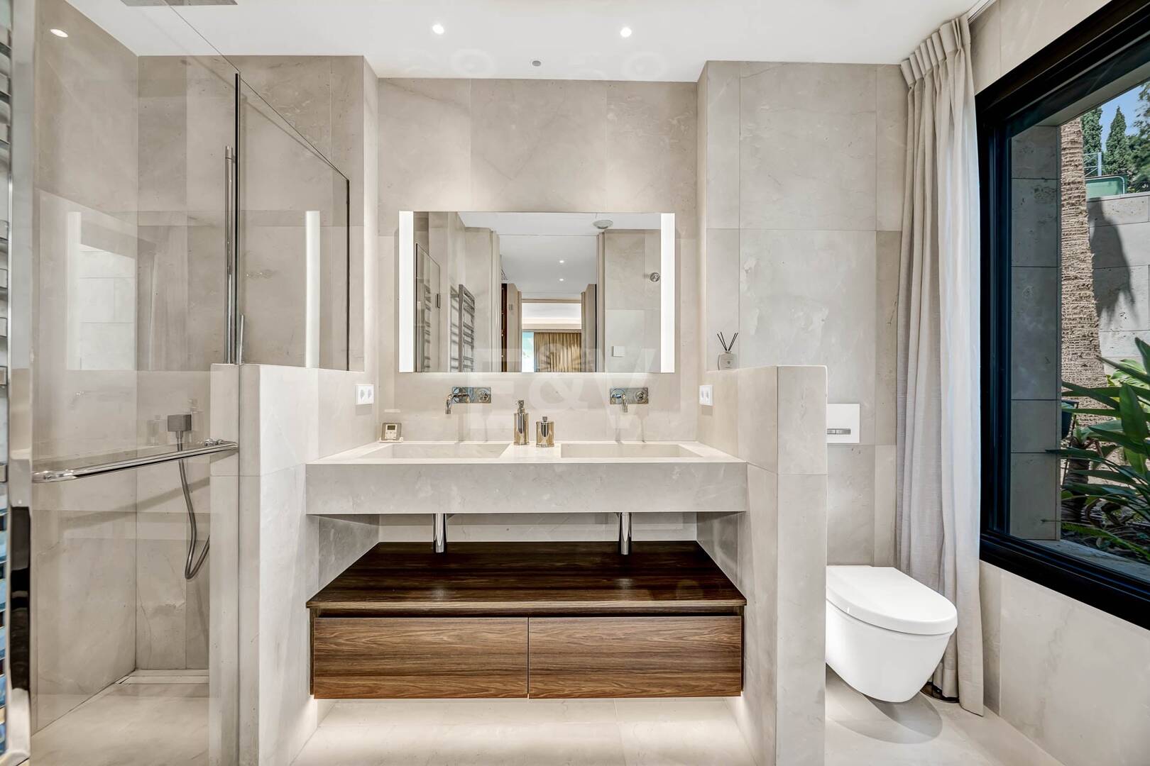 Spectacular modern apartment in La Quinta with sea views in very exclusive community