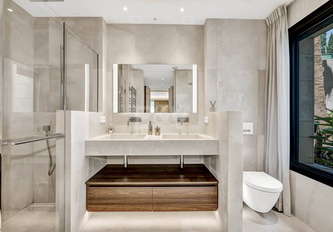 Spectacular modern apartment in La Quinta with sea views in very exclusive community