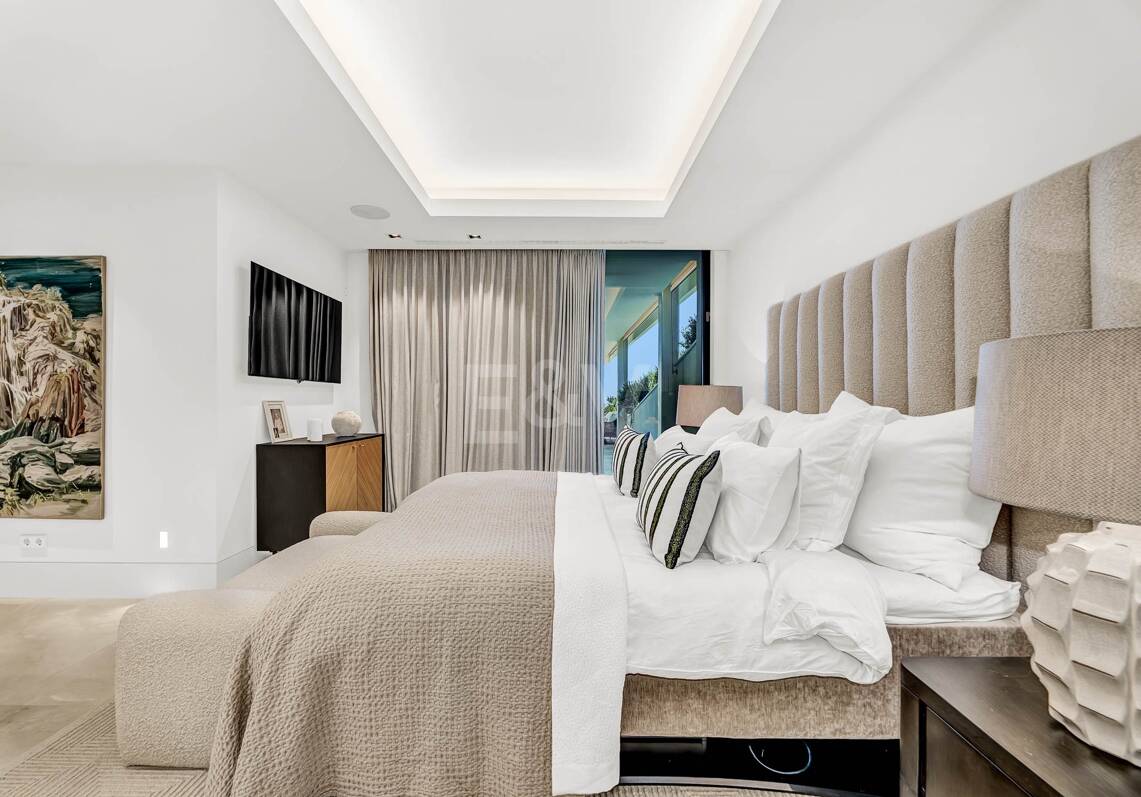 Spectacular modern apartment in La Quinta with sea views in very exclusive community