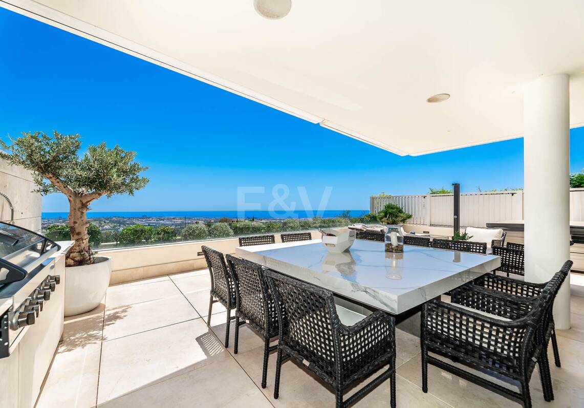 Spectacular modern apartment in La Quinta with sea views in very exclusive community