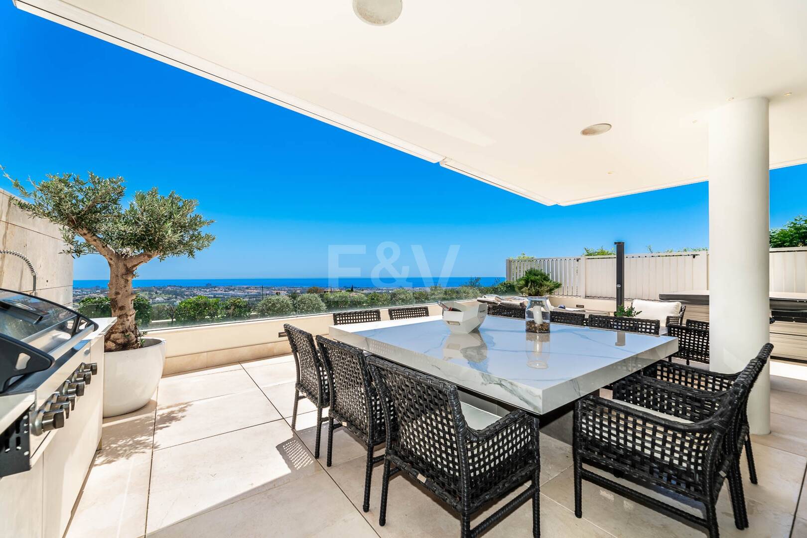 Spektakuläre moderne Wohnung in La Quinta mit Meerblick in sehr exklusiver Gemeinschaft