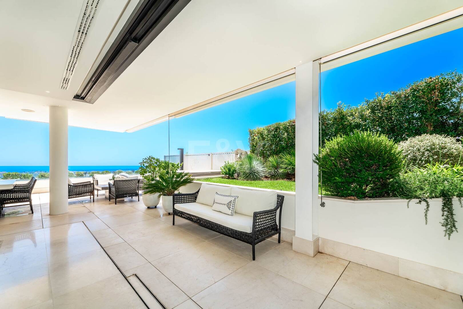 Spectacular modern apartment in La Quinta with sea views in very exclusive community