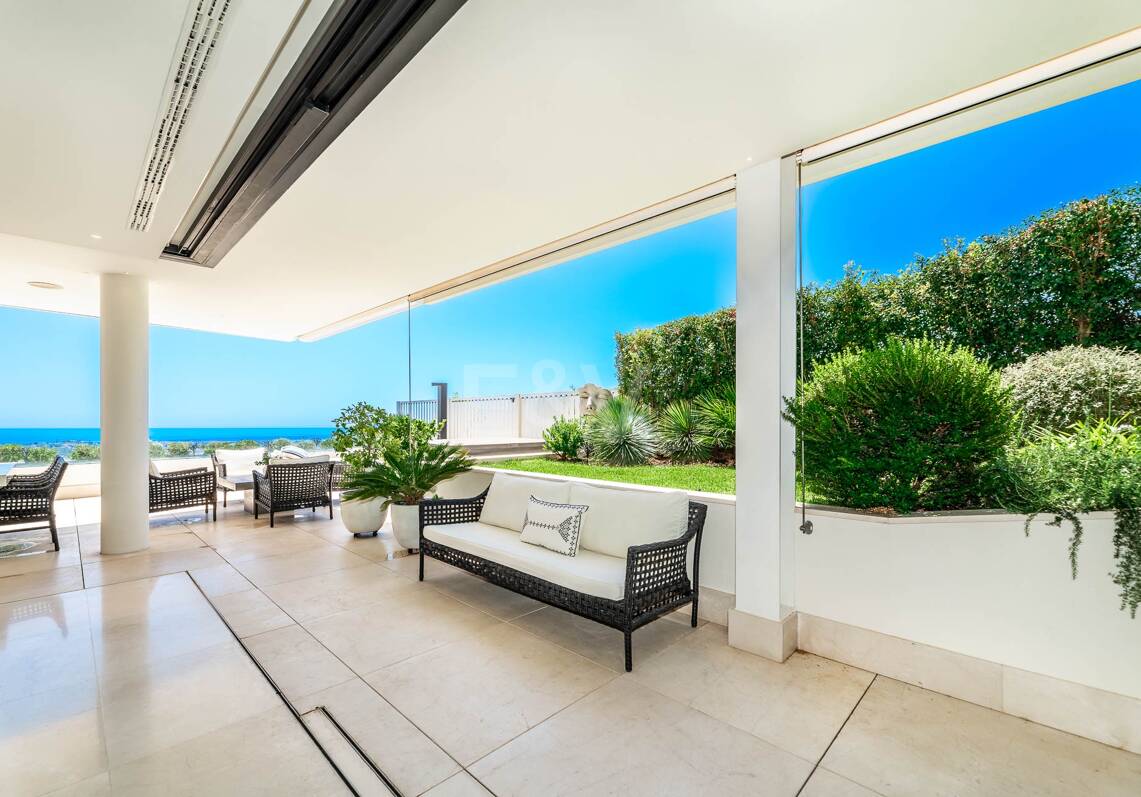 Spectacular modern apartment in La Quinta with sea views in very exclusive community