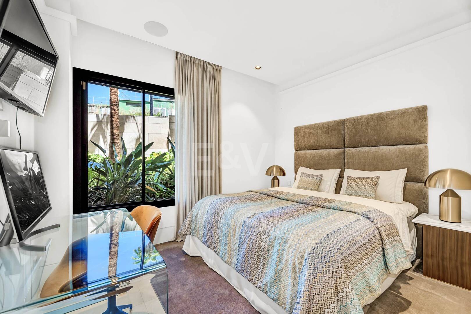 Spectacular modern apartment in La Quinta with sea views in very exclusive community