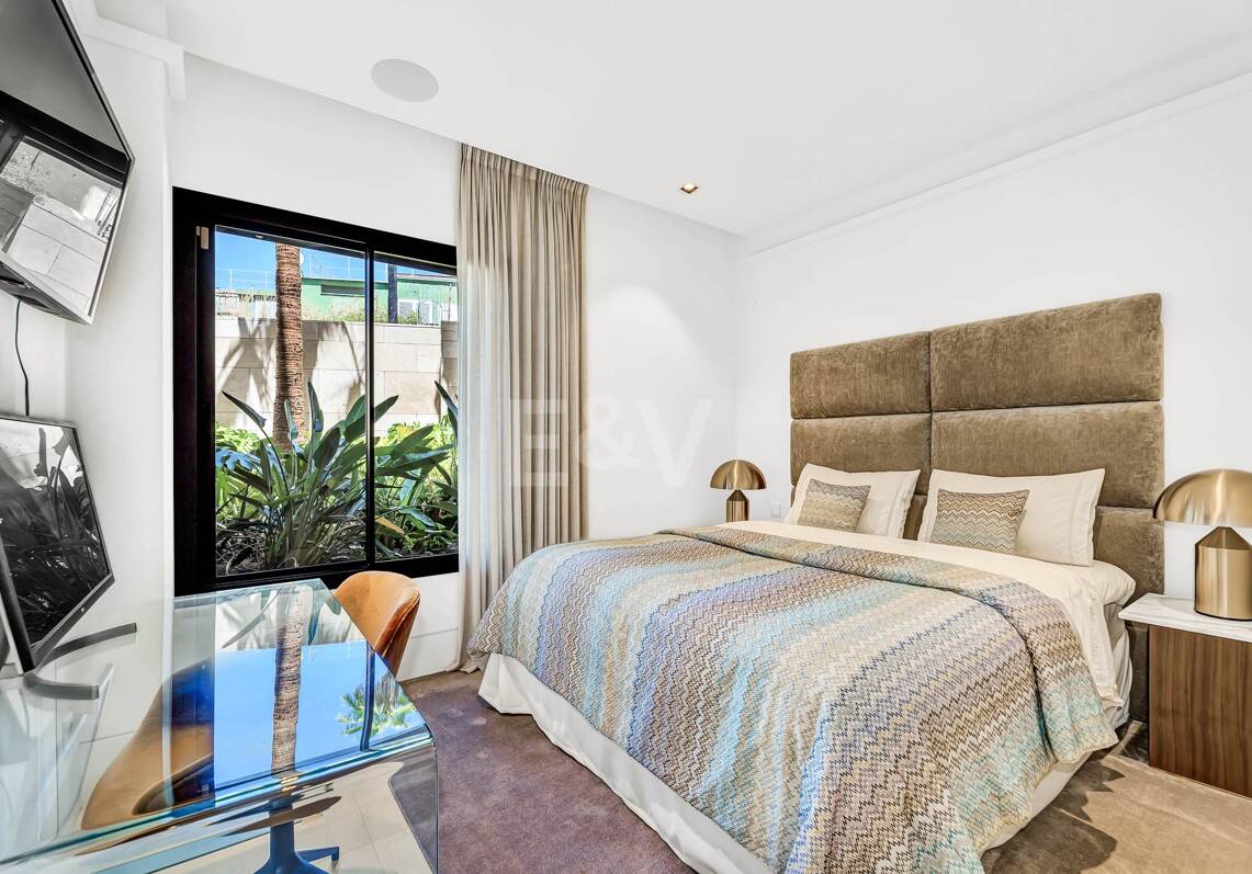 Spectacular modern apartment in La Quinta with sea views in very exclusive community