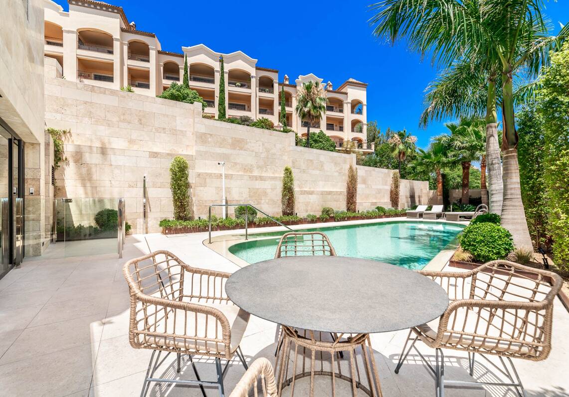 Spectacular modern apartment in La Quinta with sea views in very exclusive community