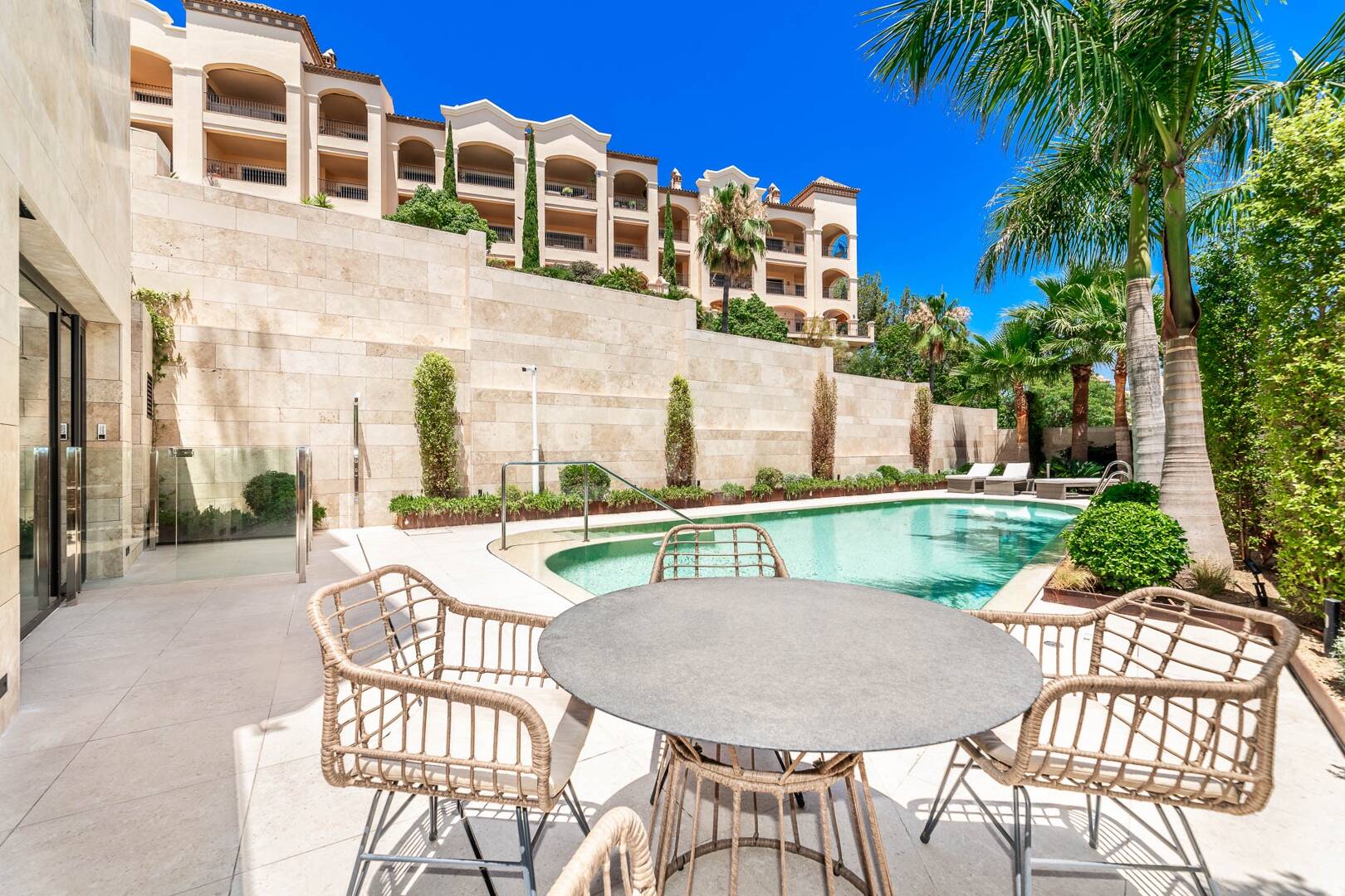 Spectacular modern apartment in La Quinta with sea views in very exclusive community