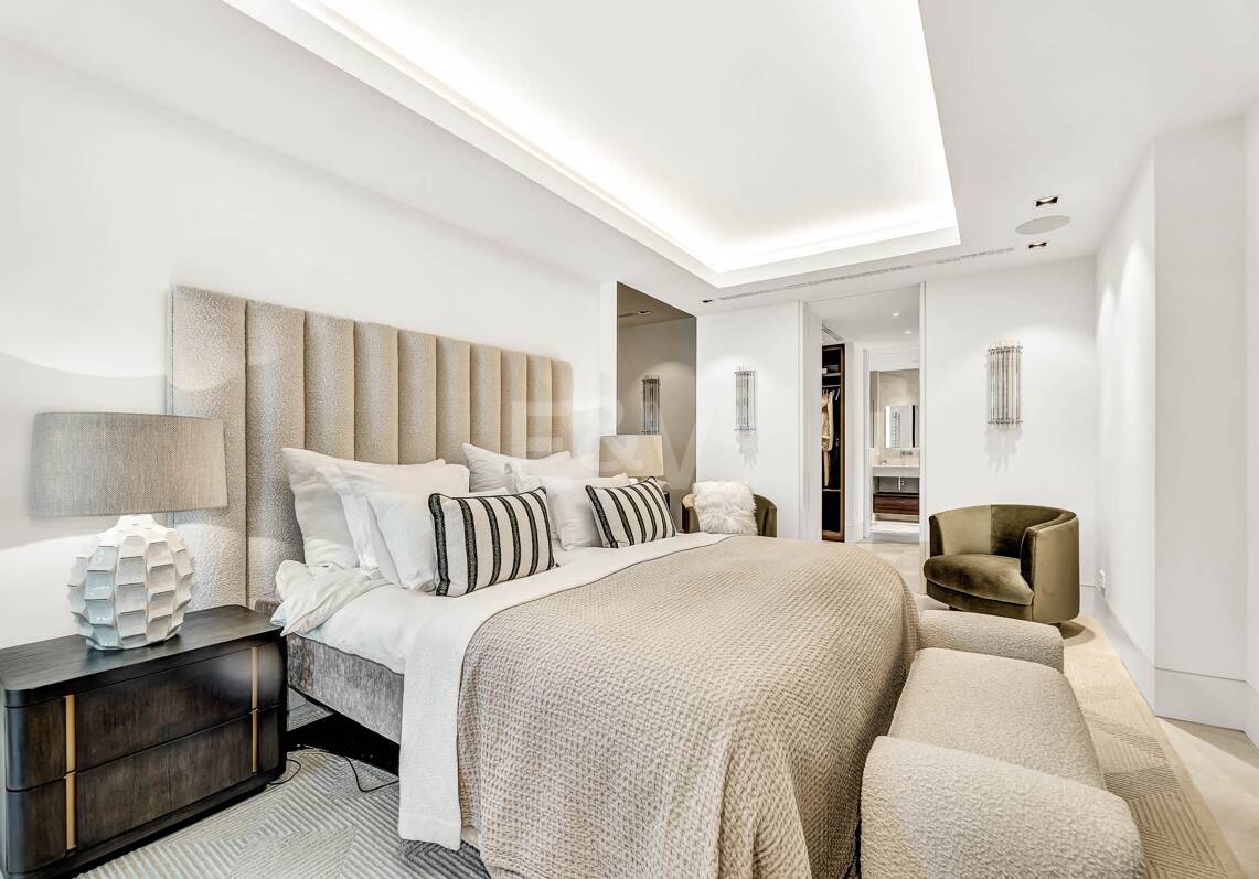 Spectacular modern apartment in La Quinta with sea views in very exclusive community