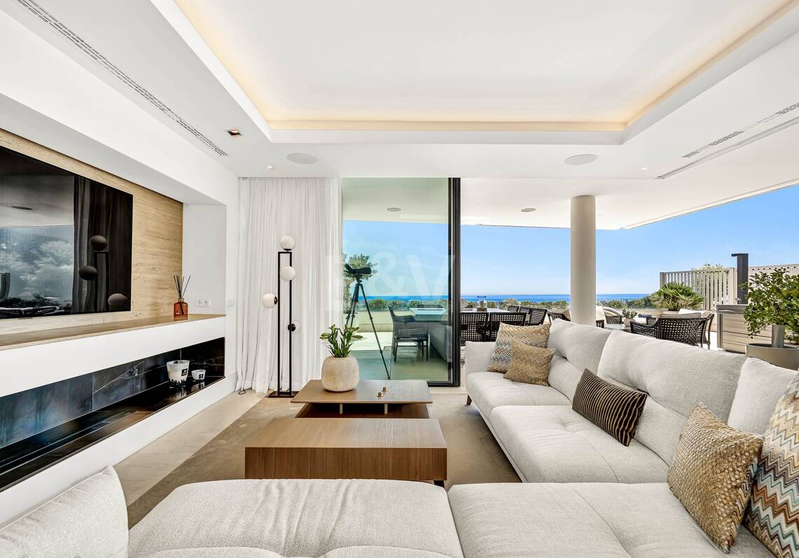 Spectacular modern apartment in La Quinta with sea views in very exclusive community