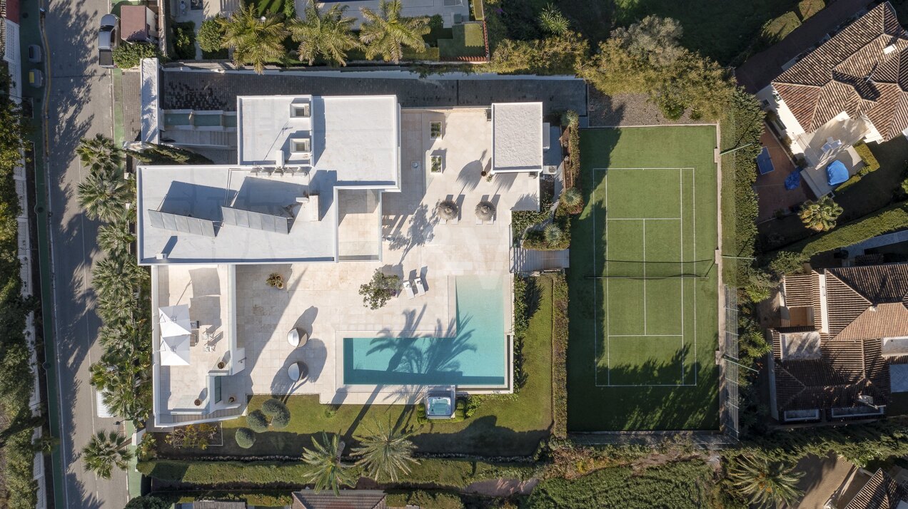 Stunning Villa in La Cerquilla with Panoramic Views and tennis court