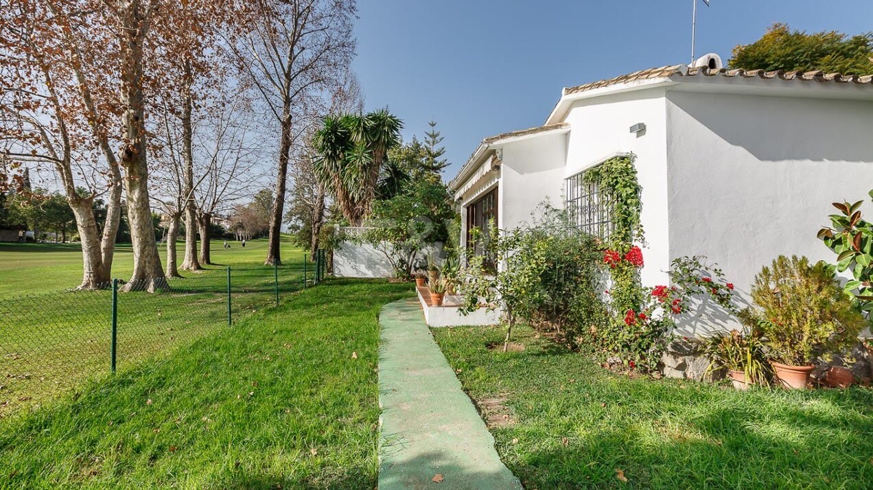 Encantadora Villa en Primera Línea de Golf en la Prestigiosa Guadalmina Alta.