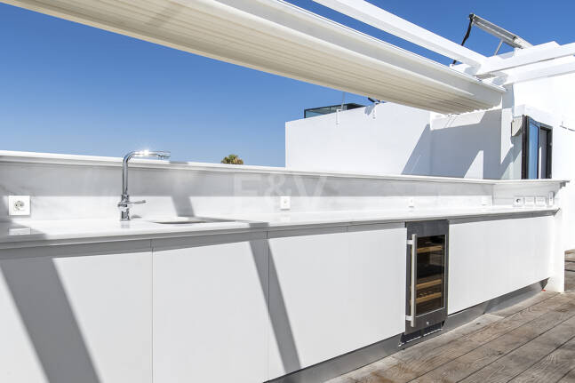 Samtida Frontline Beach Villa i Las Chapas Playa